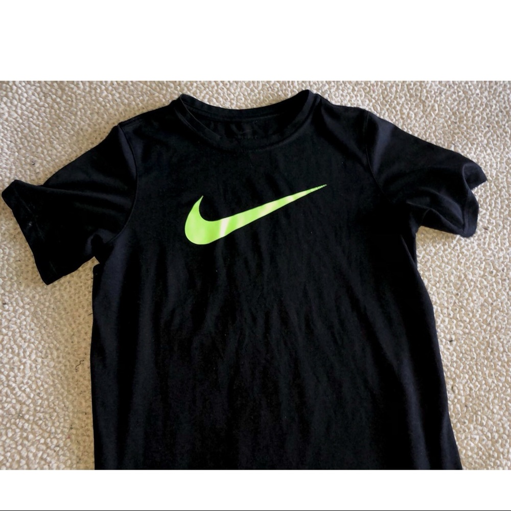 🔥MAKE AN OFFER! NIKE DRI FIT LOGO TEE🔥 - Picture 1 of 3